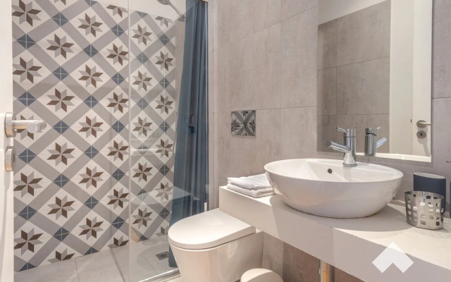 Mitch1 · Spacious Duplex in Porto's Downtown A/C