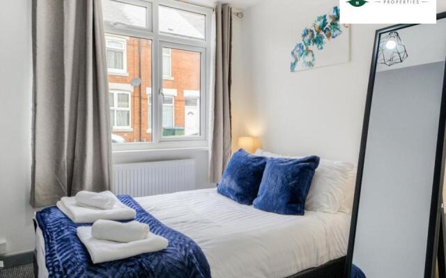 6 Bedroom 6 Bath House By Passionfruitproperties close to Coventry City Centre with garden - RRC