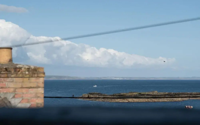 Seaview-2br-sleeps5-cottage-fastwifi-woodburner