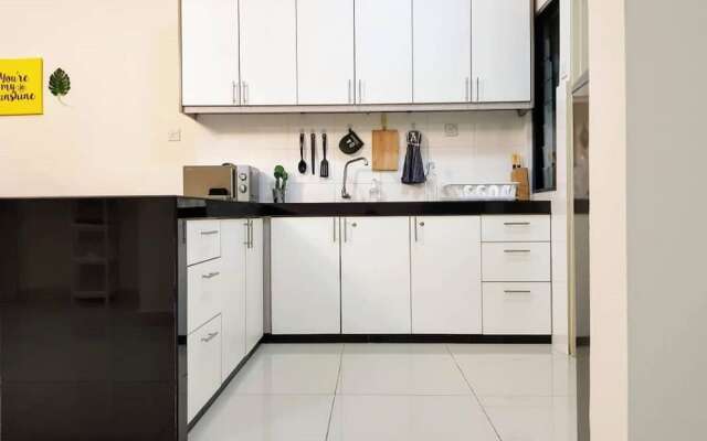 Puchong 8-12 pax Cozy Apartment IOI