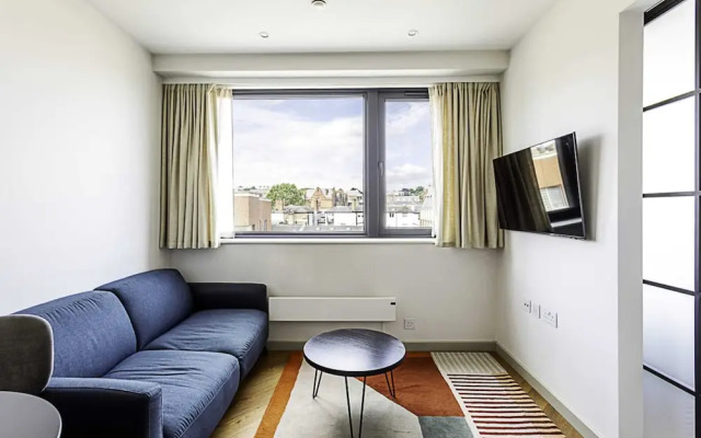 1-bed Apartment: Close to Wimbledon Station