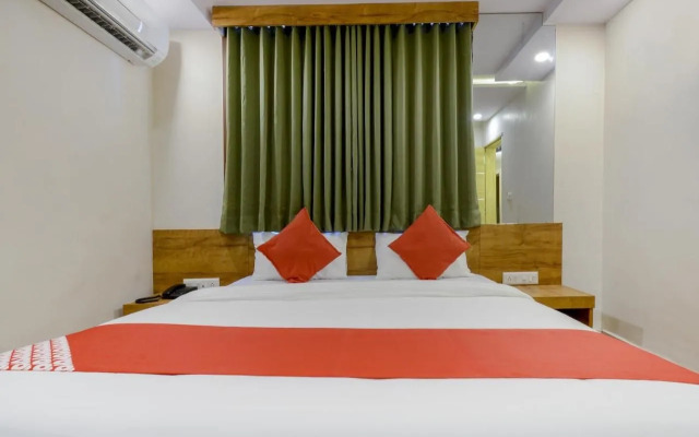 OYO 70998 Hotel Safari Inn