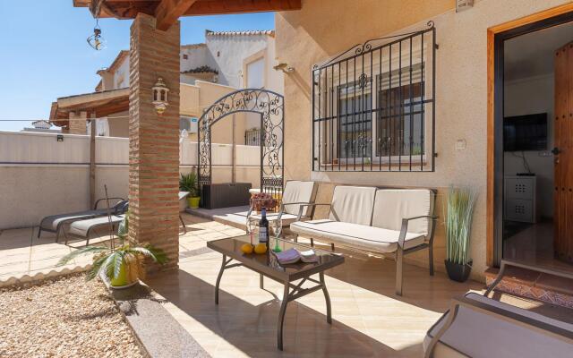 Inviting holiday home in Lo Crispin with shared pool