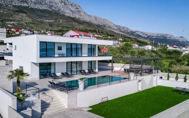 Sunset Serenity Villa With Pool, Gym and Sauna