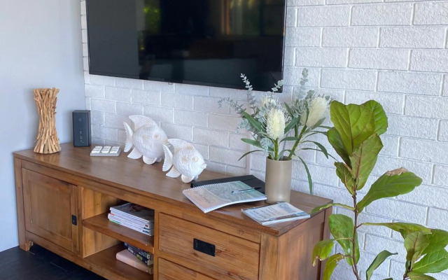 Serenity by the Lake - Romantic Waterfront Couple's Getaway