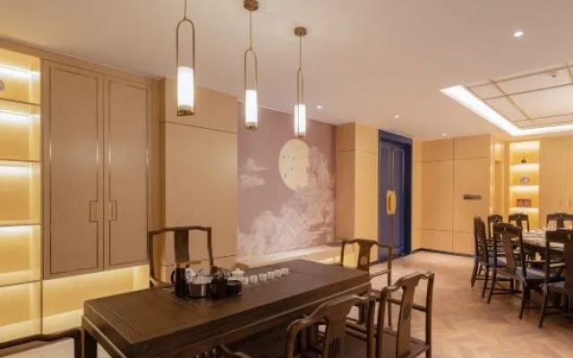 Handan Cloud Hotel (East High-speed Railway Station Vientiane Hui)