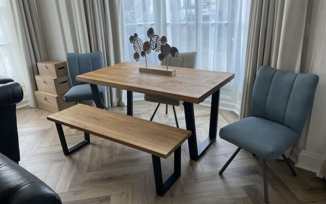 Stunning 2-bed-2bath Apt in Whitby With Parking