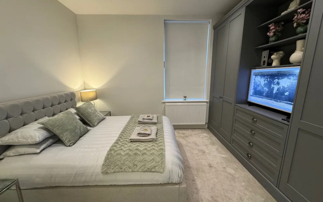 Luxury Full Apartment Free Secure Parking King bed