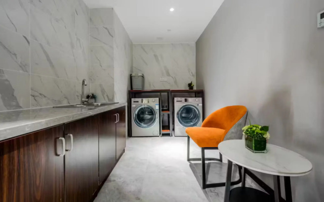 Yitel Collection (Shanghai Hongqiao Gubei Road, Yili Road Metro Station)