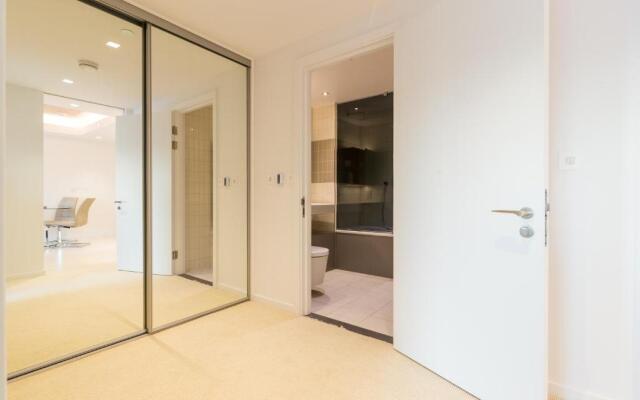 Royal Style Apartment - 5 Mins Walk to Excel London