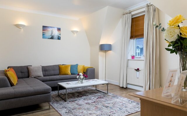 Large 1-bedroom Right Next to Oxford Street