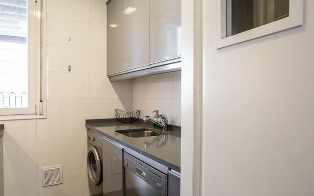 Beautiful 1 Bed Sleeps 6 W Terrace Heart of Madrid