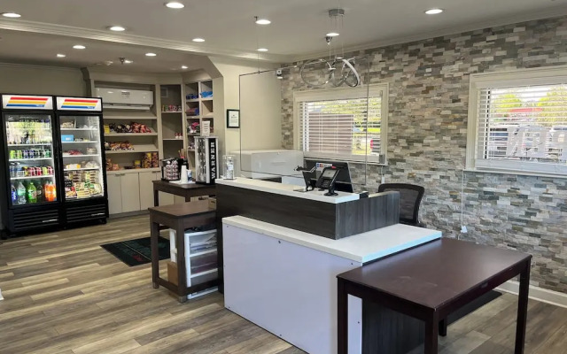HomeTowne Studios & Suites by Red Roof Charlotte - Ballantyne