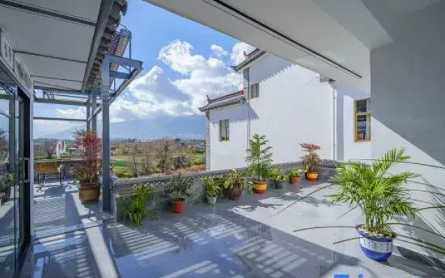 Seeing Dali Again·Evening Clouds and Spring Trees·Luxury Courtyard B&B