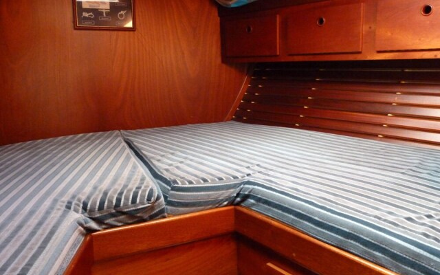 Nuit sur un voilier au Bono