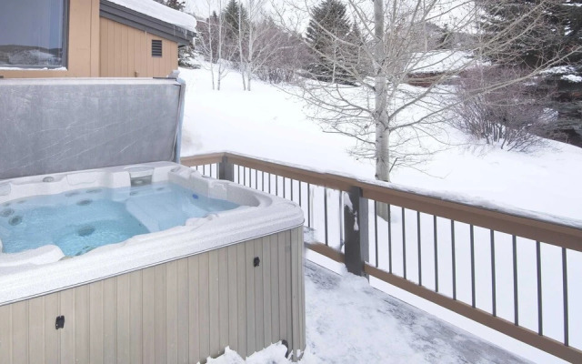 814 Eagle Dr. 4 Bedroom Home by RedAwning