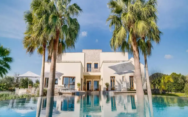 Spacious Villa With Infinity Pool