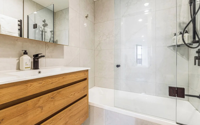 Stylish 2Br Apt With Balcony - Prime Cbd Location!