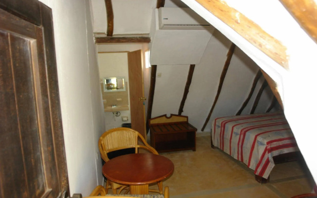 Golden Paradise Hostel