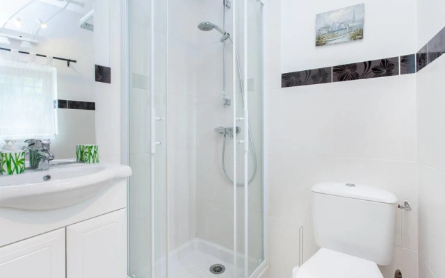 Hirondelle in Charming Village