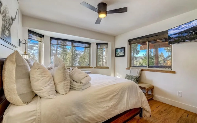 Luxe Mountain Chalet - Hot Tub, Man Cave, Foosball, Peloton