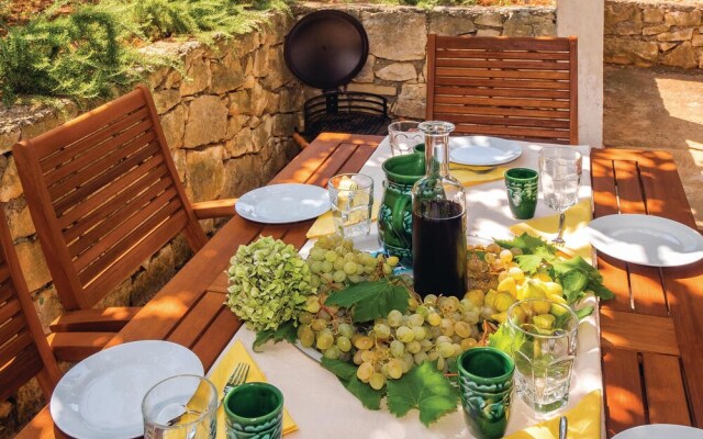 Amazing Apartment in Splitska With 3 Bedrooms and Wifi