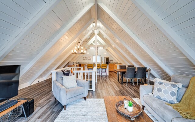 Stylish Bellingham Home w/ Lake + Mountain Views!