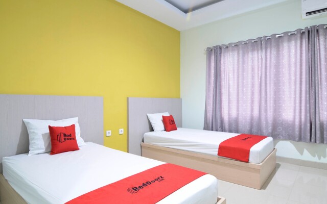 RedDoorz near Museum Keraton Surakarta