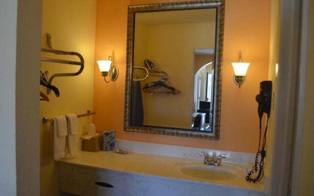 Summit Inn Hotel & Suites