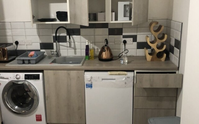 Stunning 1-bed Apartment With En-suite in Strood