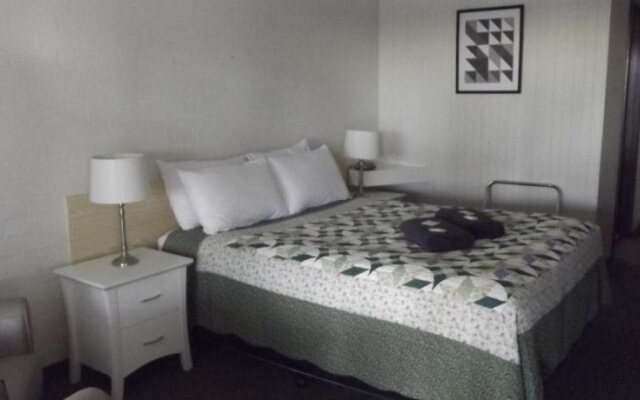 Country Roads Motor Inn