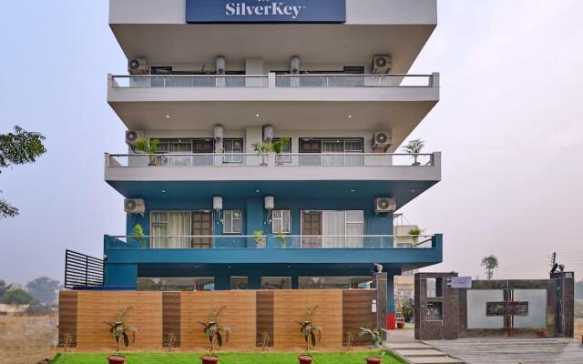 Silverkey Medanta Sec 38 By OYO Rooms