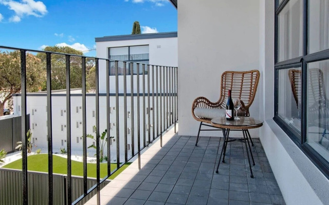 1 Bedroom Apt with Air-Conditioning in Plympton