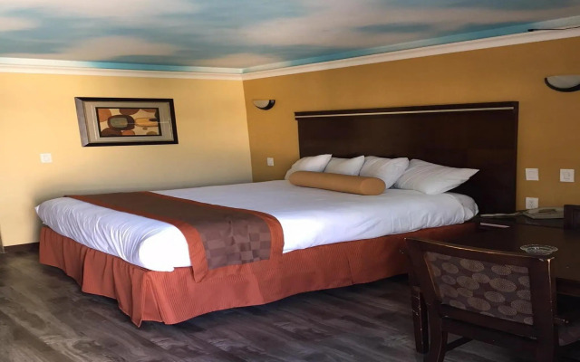 Hollywood Palms Inn and Suites