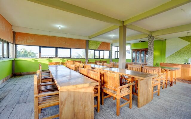 OYO 92896 Hotel Sahabat Syariah Near Plasa Telkom Bawean