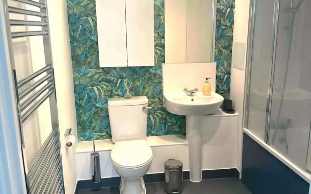 Beautiful 2 Bed Penthouse With Balcony Views Ldn