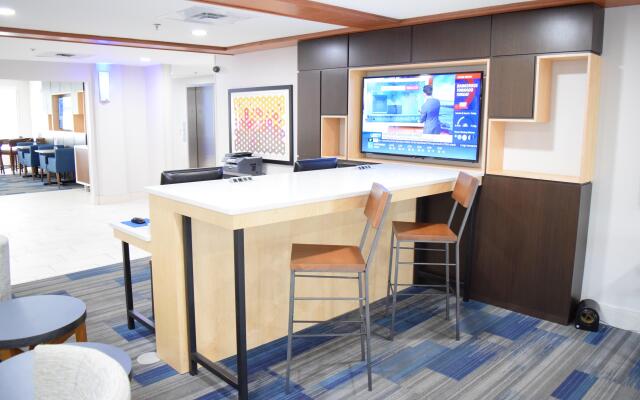 Holiday Inn Express Hotel & Suites West I 10 by IHG