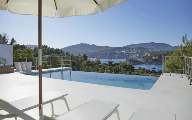 Exquisite Villa With Parking Space