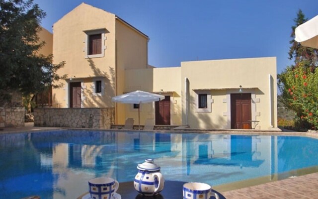 Heliopetra independant studios -village close to beaches -sharing a large pool