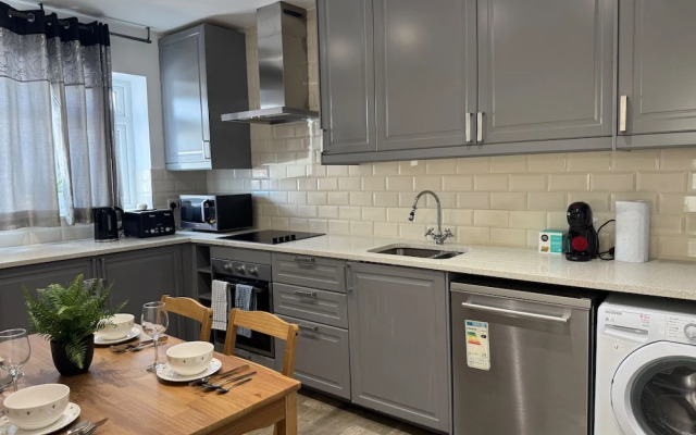 2 Bed Flat - Sleeps 4 - Parking - Wifi