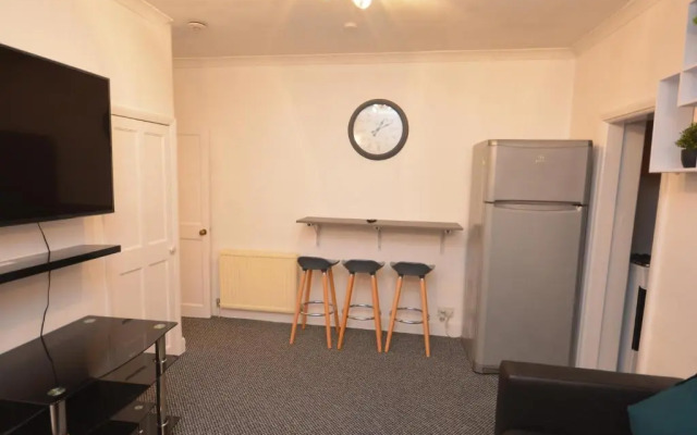 Lovely 3 Bedroom House near Barking Station