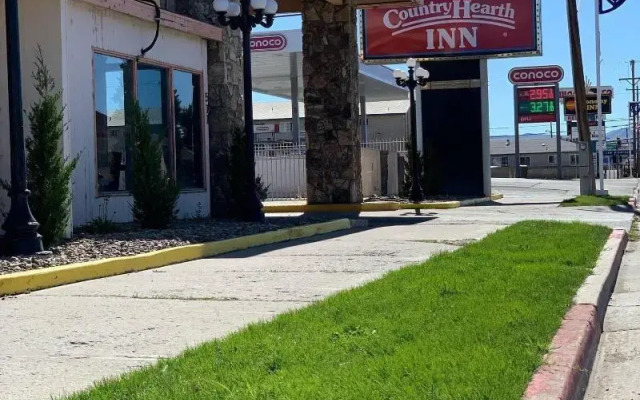 Econo Lodge Inn & Suites