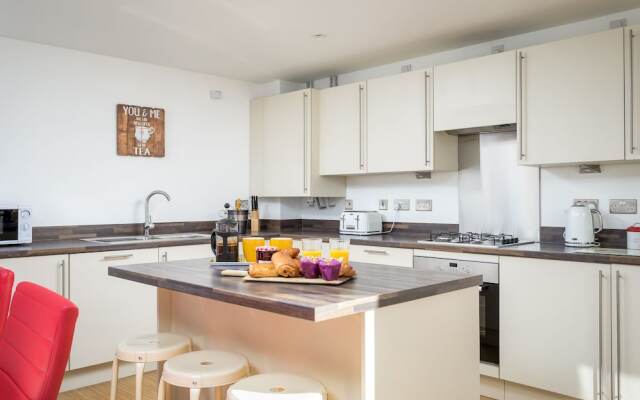 Elliot Oliver - Luxury 3 Bedroom Town Centre Apartment With Parking