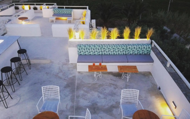 Studios Vrettos Beachfront Hotel