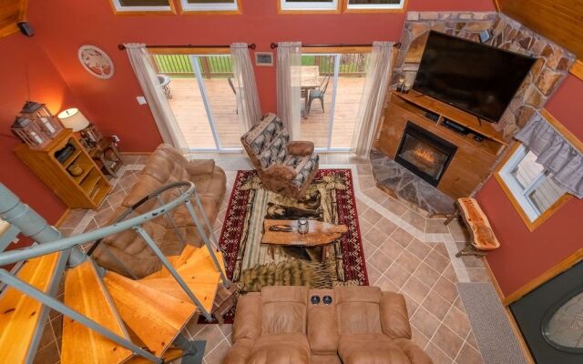 Cabin at Slope's Edge