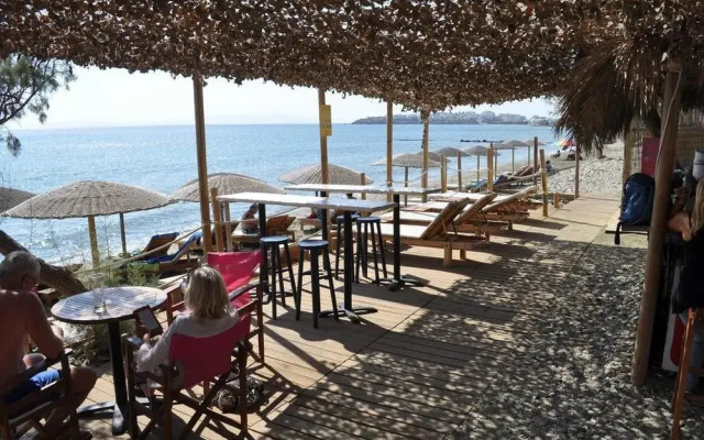 Golden Beach Studios & Suites