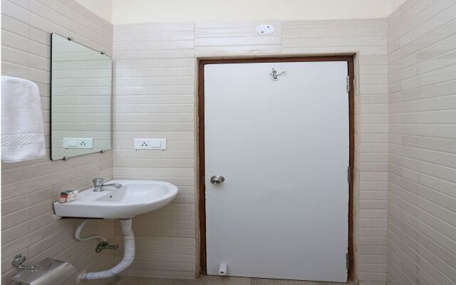 Hotel Golden Leaves By OYO Rooms