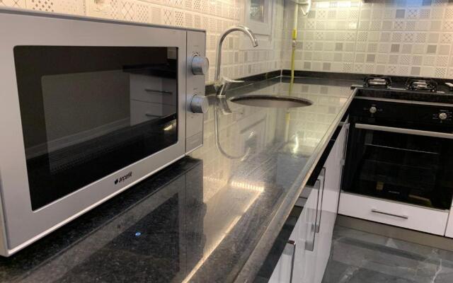 LUXE Bright 2bdr in Center