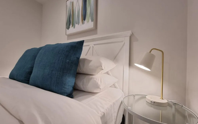 Luxe Apt w Harbour-Sunset Views -Parking