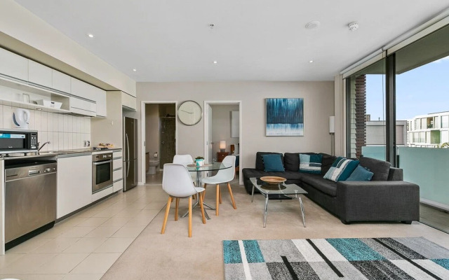 Zodiaks 2 Bedroom Apartment Pool Gym Parking